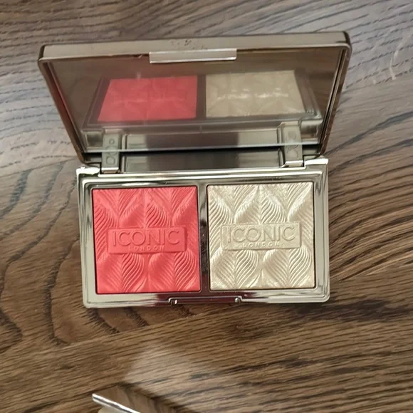 ICONIC London Bronzer & Contour Palette for a Sculpted Glow - Picture 2 of 9